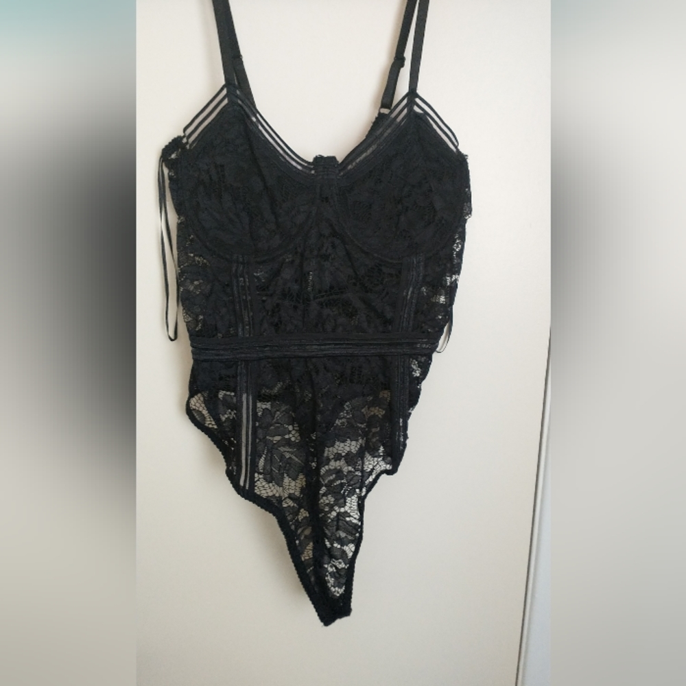 Med. Black lace bodysuit